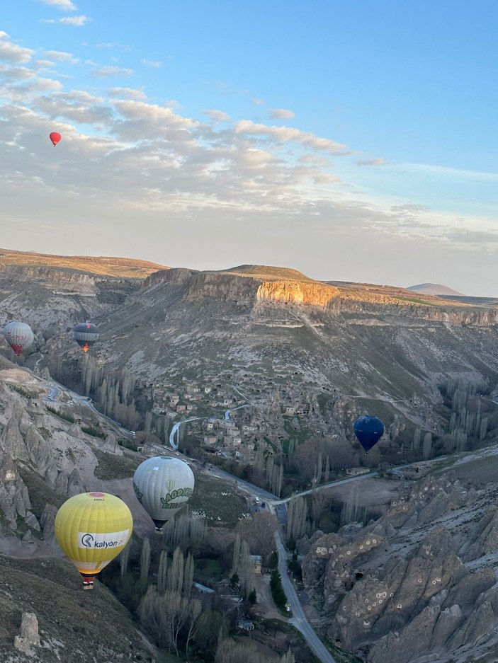 Balonlar çok yakıştı! Turistlerin yeni gözdesi Soğanlı Vadisi'ne ziyaretçi akını yaşanıyor