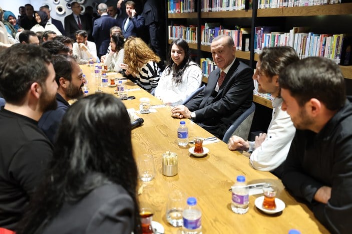 Cumhurbaşkanı Erdoğan, Üsküdar'da gençlerle bir araya geldi