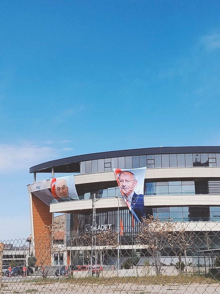 Saadet Partisi binasına Kemal Kılıçdaroğlu posteri asıldı
