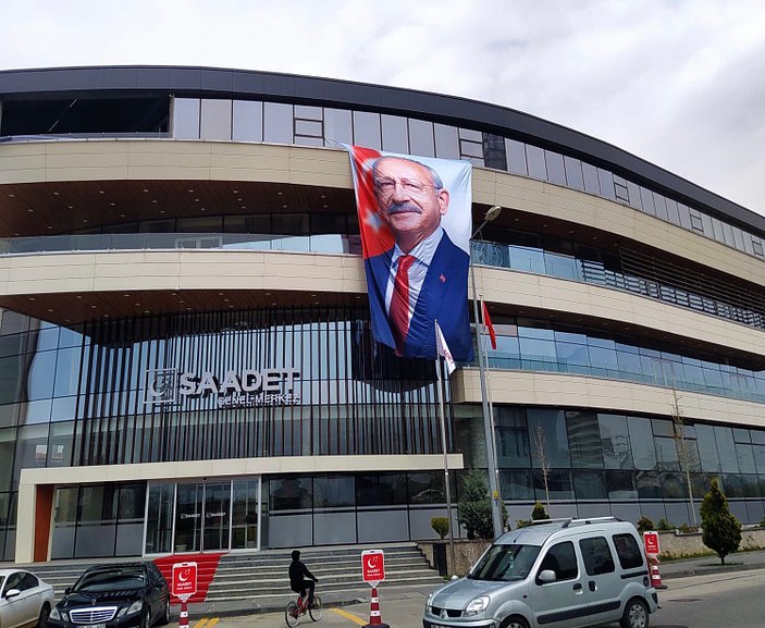 Saadet Partisi binasına Kemal Kılıçdaroğlu posteri asıldı