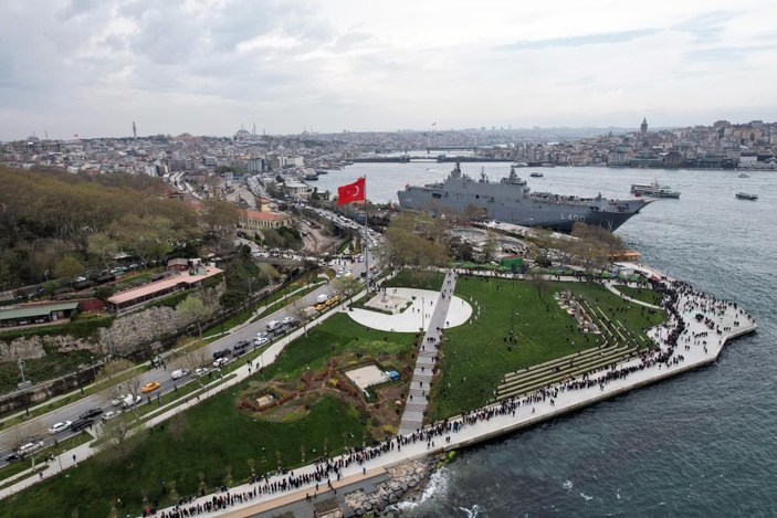 Sarayburnu'nda TCG Anadolu kuyruğu metrelerce uzadı