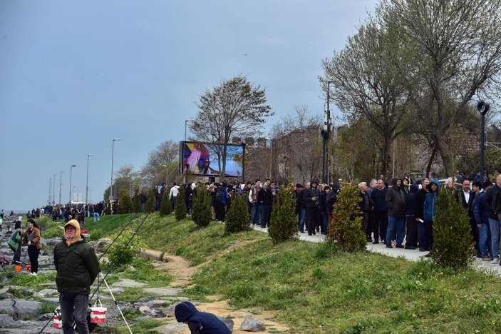 Sarayburnu'nda TCG Anadolu kuyruğu metrelerce uzadı