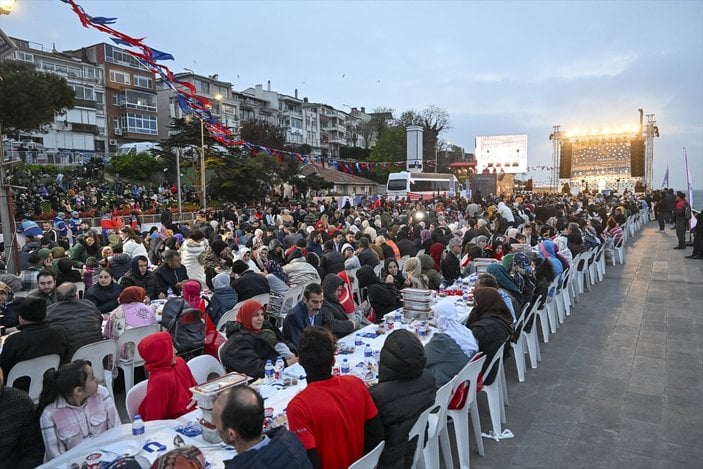 Üsküdar Belediyesi'nin geleneksel iftarı depremzedelerle yapıldı! 50 binden fazla vatandaş katıldı