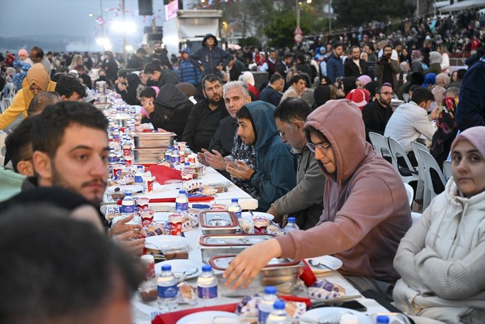 Üsküdar Belediyesi'nin geleneksel iftarı depremzedelerle yapıldı! 50 binden fazla vatandaş katıldı