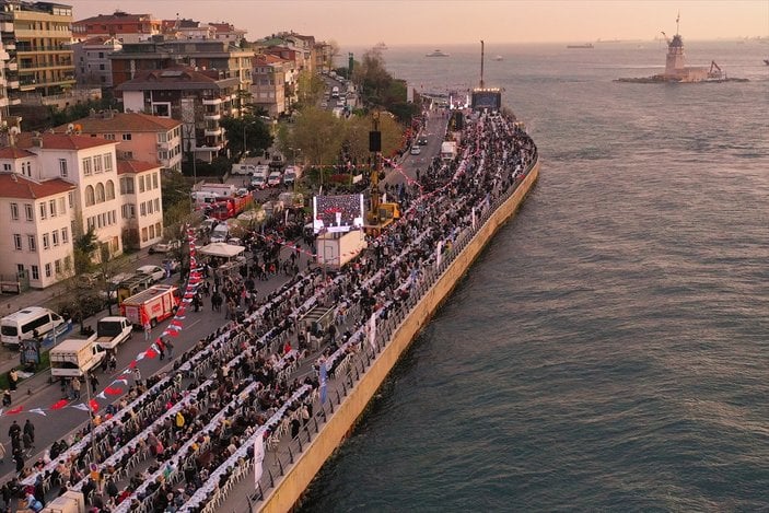 Üsküdar Belediyesi'nin geleneksel iftarı depremzedelerle yapıldı! 50 binden fazla vatandaş katıldı