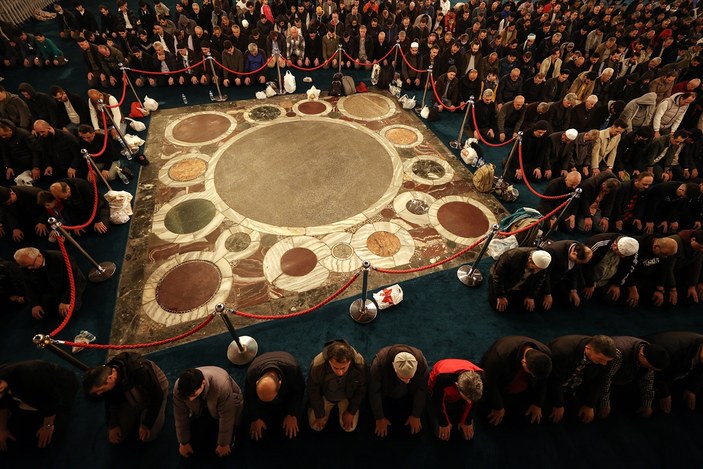 Ayasofya-i Kebir Camii bayram hazırlıkları! Cuma günü saat 04.00'e kadar ibadete ara verilecek