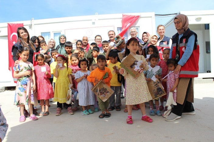 Mahmut 12 bin çocuğa bayram hediyeleri ulaştı