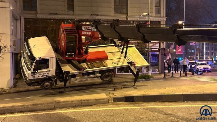İstanbul Fatih'te vinç devrildi: 2 kişi yaralandı