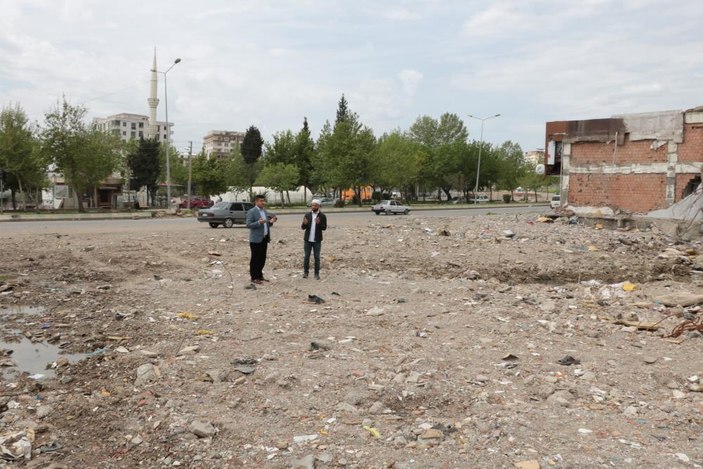 Kahramanmaraş'ta vefat eden arkadaşlarına dua eden 2 din görevlisi enkaz başında 57 bin dolar buldu