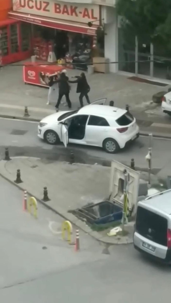 Pendik'te kadın sürücüler kavga etti! Tekmeler havada uçtu