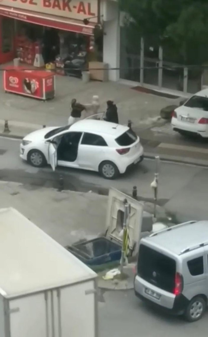 Pendik'te kadın sürücüler kavga etti! Tekmeler havada uçtu