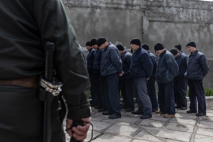 Ukrayna hapishanelerinde tutuklu bulunan Rus askerleri görüntülendi
