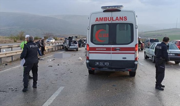 Başkent Ankara'da bayram tatili yolunda kaza: 1 ölü, 11 yaralı