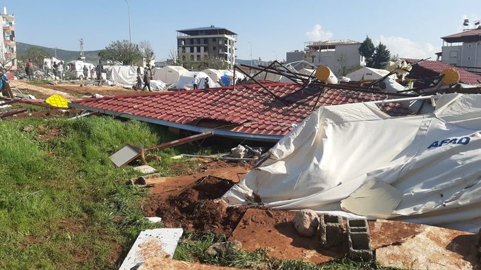 Depremden etkilenen Pazarcık ilçesini fırtına vurdu: 3'ü ağır 10 yaralı