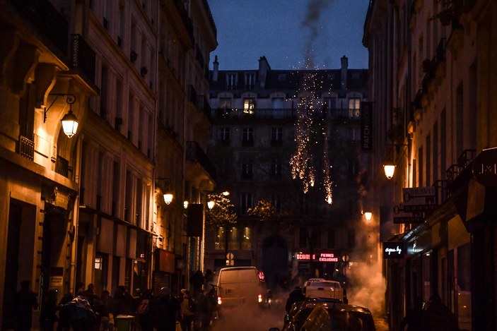 Fransa'da tansiyon yüksek: Macron, protestolar sonrası çıktığı ilk gezisinde yuhalandı