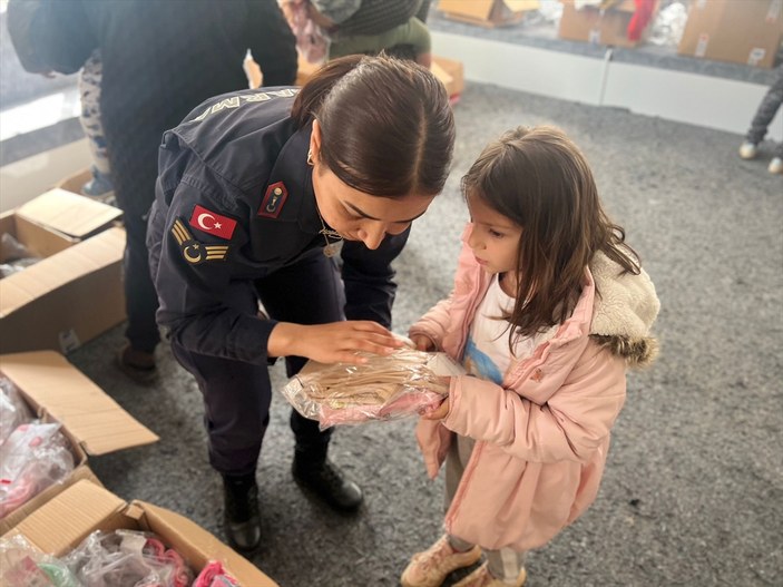 Malatyalı depremzede çocuklara jandarmadan bayram hediyesi