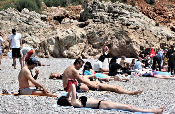 Antalya sahili bayramın ilk günü doldu taştı