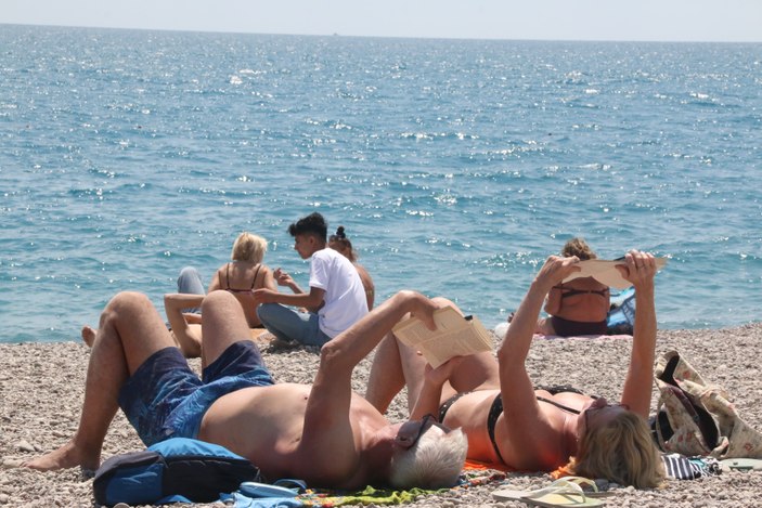 Antalya sahili bayramın ilk günü doldu taştı