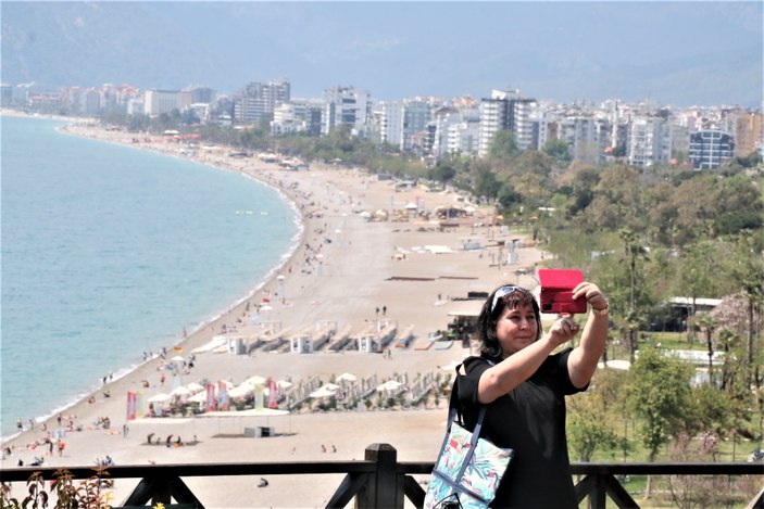 Antalya sahili bayramın ilk günü doldu taştı