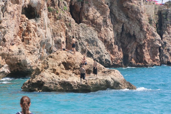 Antalya sahili bayramın ilk günü doldu taştı