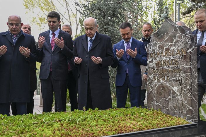 Devlet Bahçeli'den Alparslan Türkeş'in kabrine ziyaret