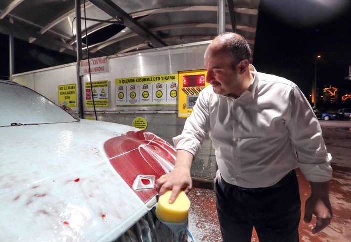 Mustafa Varank yerli otomobil Togg'u kendi eliyle yıkadı