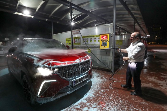 Mustafa Varank yerli otomobil Togg'u kendi eliyle yıkadı