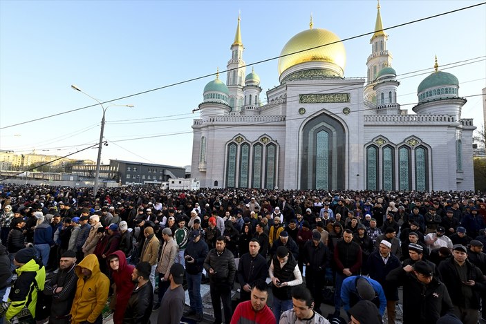 Rusya'da camiler bayram namazında doldu taştı: Moskova'da tekbir sesleri yankılandı