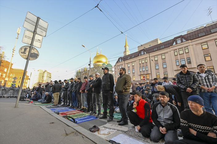 Rusya'da camiler bayram namazında doldu taştı: Moskova'da tekbir sesleri yankılandı