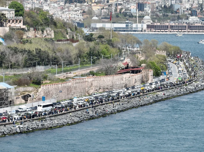 TCG Anadolu gemisini görmek için kilometrelerce kuyruk oluştu