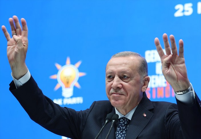Cumhurbaşkanı Erdoğan gençlik buluşmasında pankartları okudu