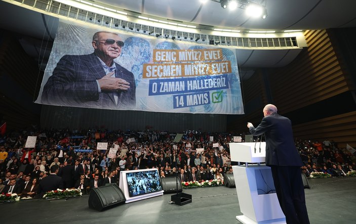 Cumhurbaşkanı Erdoğan gençlik buluşmasında pankartları okudu