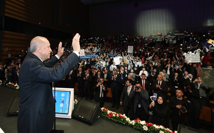 Cumhurbaşkanı Erdoğan gençlik buluşmasında pankartları okudu
