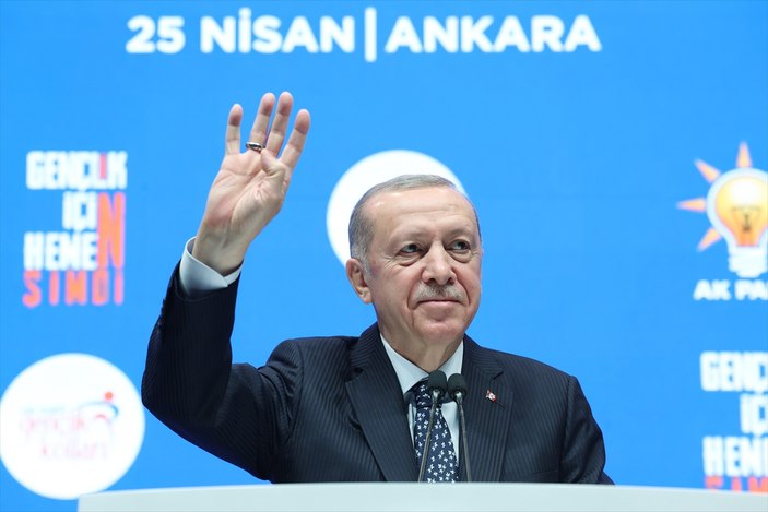 Cumhurbaşkanı Erdoğan gençlik buluşmasında pankartları okudu