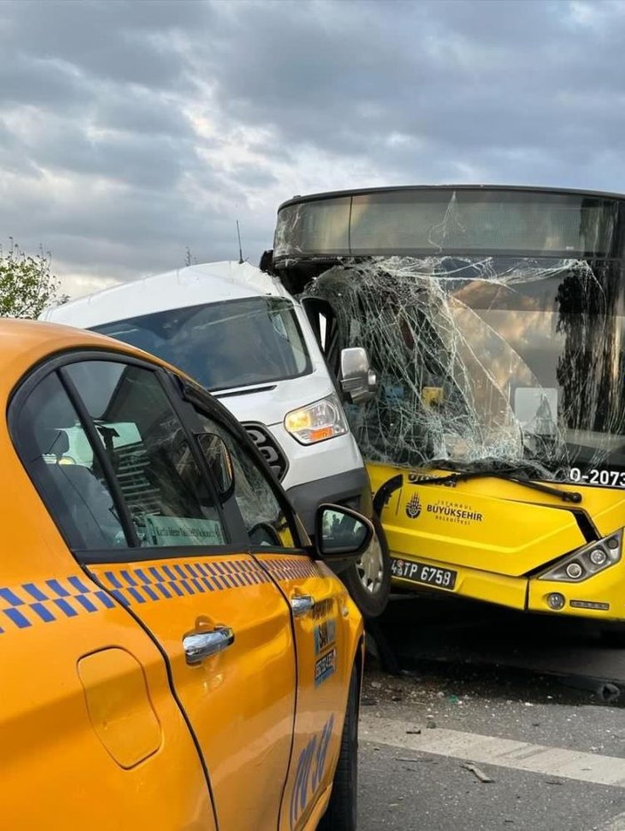 İstanbul Pendik'te kırmızıda geçen İETT otobüsü kazaya neden oldu: Çok sayıda yaralı var