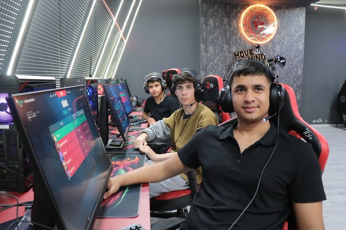 Game-loving youth in Kayseri opens up to the world with e-sports