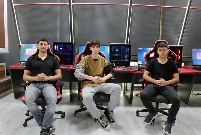 Game-loving youth in Kayseri opens up to the world with e-sports