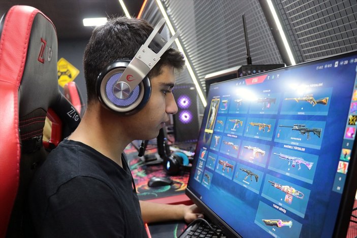 Game-loving youth in Kayseri opens up to the world with e-sports