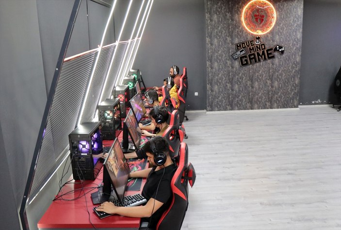 Game-loving youth in Kayseri opens up to the world with e-sports