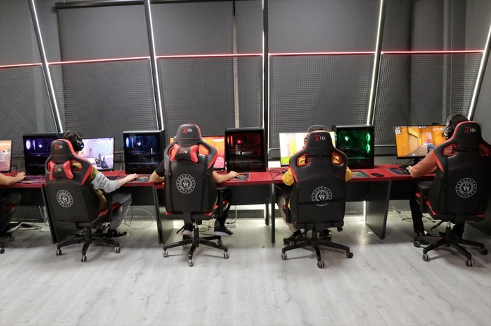 Game-loving youth in Kayseri opens up to the world with e-sports