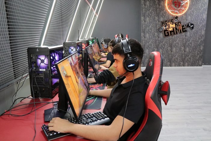 Game-loving youth in Kayseri opens up to the world with e-sports