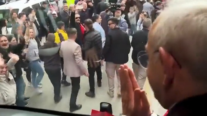 Kemal Kılıçdaroğlu'ndan bozkurt selamı