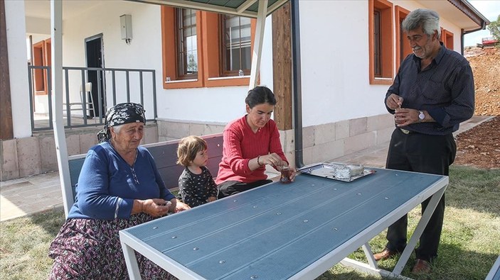 KahKöy tipi kalıcı afet konutlarına yerleşen depremzede misafirlerini ağırlıyor