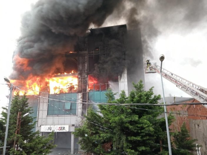 Akit Medya Grubu'nun bulunduğu binada yangın çıktı