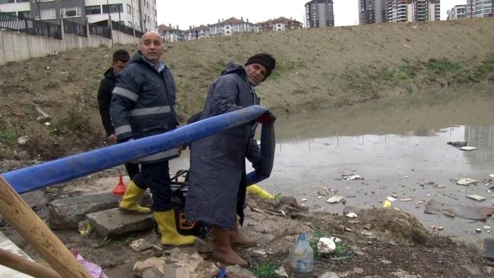 Ankara sele teslim oldu! Sağanak yağmur sonrası cadde ve sokaklar göle döndü