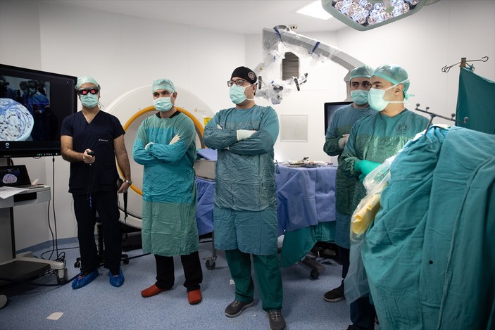 6th brain surgery with 'metaverse' support was performed in Ankara