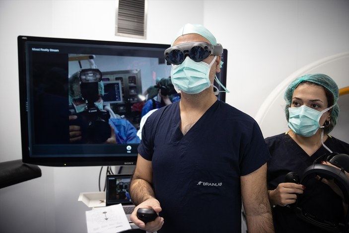 6th brain surgery with 'metaverse' support was performed in Ankara