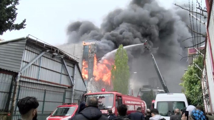Küçükçekmece'de Akit Gazetesi’nin de bulunduğu binada yangın #2