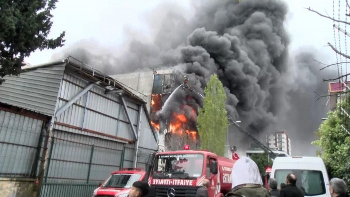 Küçükçekmece'de Akit Gazetesi’nin de bulunduğu binada yangın #4
