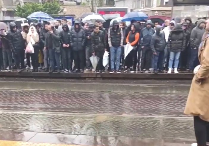 Sağanak yağmur İstanbullulara zor anlar yaşattı: Vatandaş isyan etti